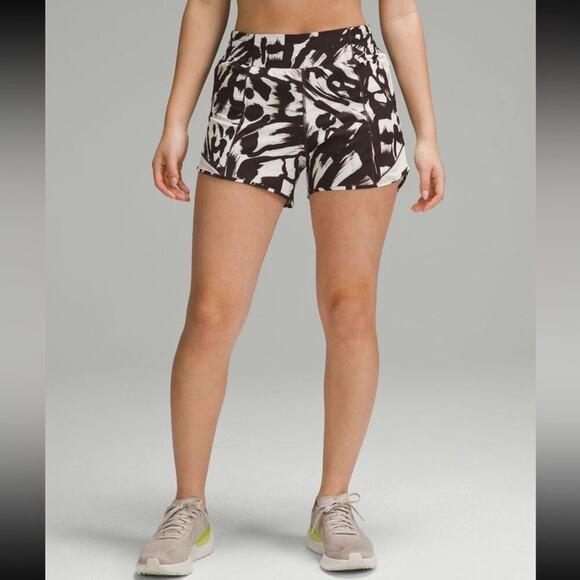 Lululemon Hottie Hot High Rise Lined Short 4" Size 4- Espresso/Bone Color NWT - Picture 1 of 11